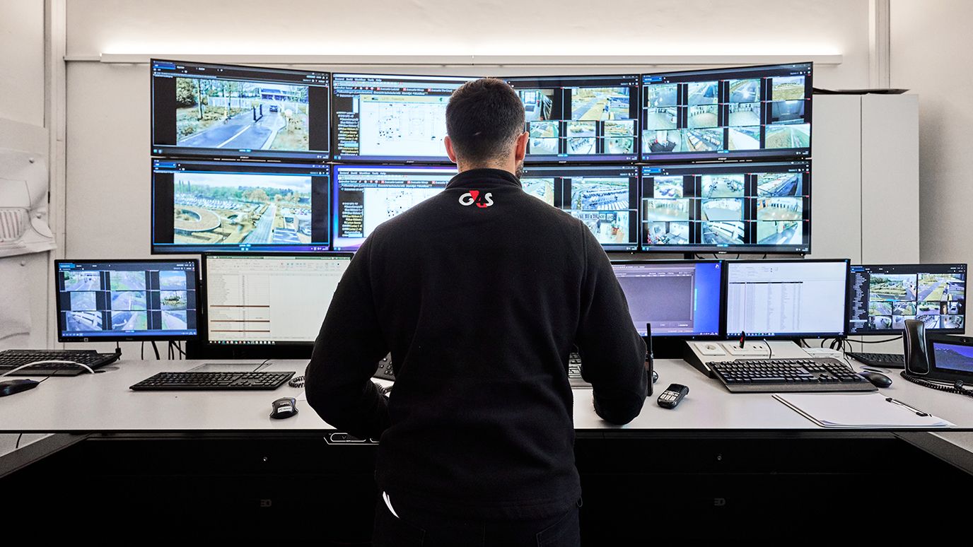 Alarmoperator aan het werk