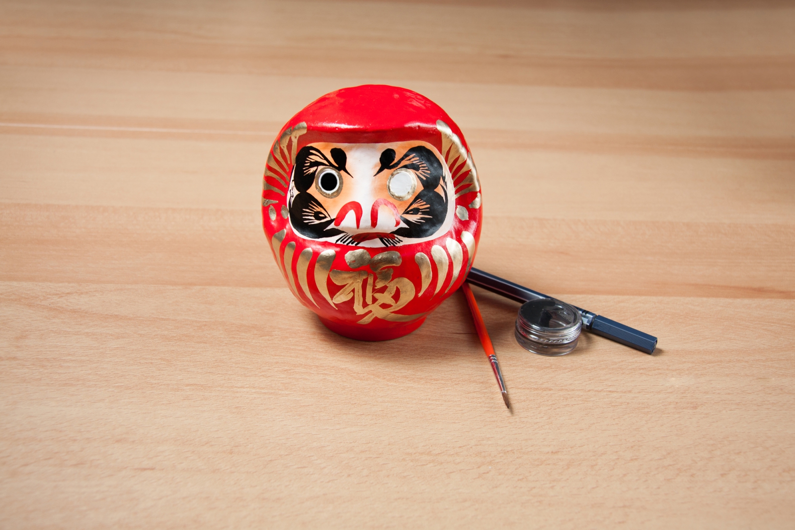 Daruma met 1 ingekleurd oogje